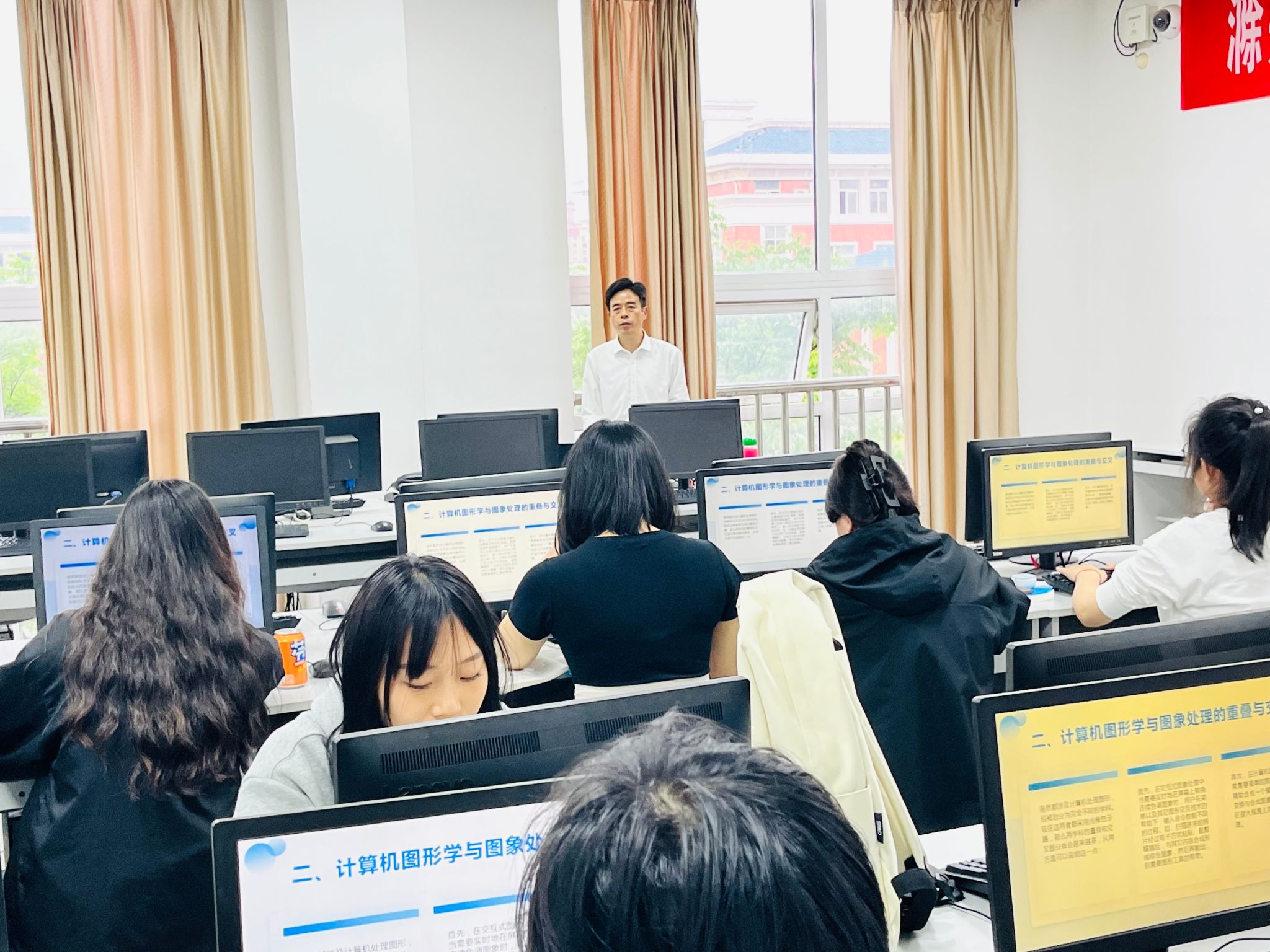 信息工程学院举办《计算机图形学和计算机辅助设计技术的应用》学术讲座